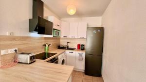Η κουζίνα ή μικρή κουζίνα στο Logement lumineux 10min Disney