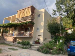 a yellow building with stairs and a balcony at Panorama in Čanj