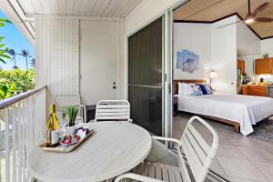 En eller flere senge i et værelse på Napili Shores C220