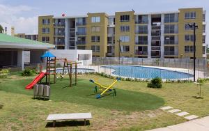 Otroško igrišče poleg nastanitve Apartamento en Valledupar