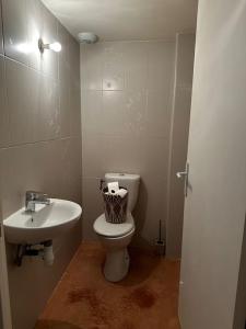 Gallery image of Un moment de répit avec massages en Pic St loup in Claret