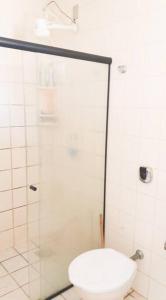 łazienka z toaletą i przeszklonym prysznicem w obiekcie Ótima localização pertinho da orla da praia! w mieście Guarapari +14 zdjęć