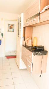 kuchnia z kuchenką i blatem w obiekcie Ótima localização pertinho da orla da praia! w mieście Guarapari