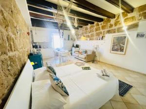 Postel nebo postele na pokoji v ubytování Picasso Art Room Studio Apartment