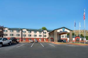 a hotel with a parking lot in front of it at Best Western Holiday Hills in Coalville