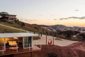 a house on top of a hill with a view at Cabana panorâmica in Cunha