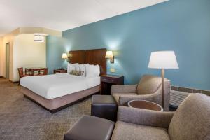 a hotel room with a bed and a couch at Best Western Port Clinton in Port Clinton +30 photos