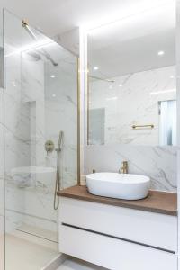 Ένα μπάνιο στο AH Luxury Designer Aparment Bastova +23 φωτογραφίες