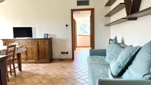 TV a/nebo společenská místnost v ubytování S214 - Sirolo, trilocale con giardino in zona tranquilla