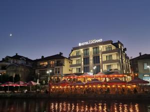Výhled na řeku, která protéká v blízkosti hotelu