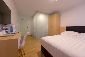 Postel nebo postele na pokoji v ubytování Elmark Hotel Melaka