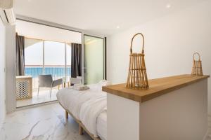 a bedroom with a bed and a view of the ocean at Apartamento Frente del Mar in Empuriabrava