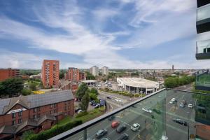 Una vista de una ciudad con coches en una calle. en Modern Apartment Central Manchester, en Mánchester