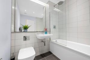 Un baño con lavabo, inodoro y bañera. en Modern Apartment Central Manchester, en Mánchester 18 fotos más