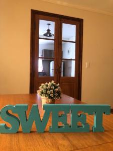 a sign that says synergy sitting on top of a table at Sweet Home Casa Parque muy cerca HPC Y Polideportivo in Mar del Plata