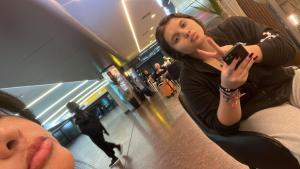 Quarto caravelas في ماناوس: a woman taking a picture of self in a mirror