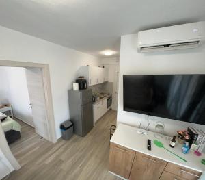 Kuchyň nebo kuchyňský kout v ubytování Sunshine Ofrynio Apartment with private pool 260cm x 160cm during summer