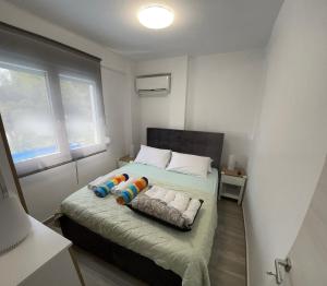 Postel nebo postele na pokoji v ubytování Sunshine Ofrynio Apartment with private pool 260cm x 160cm during summer