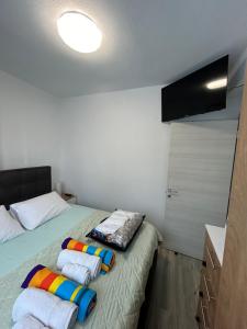 Postel nebo postele na pokoji v ubytování Sunshine Ofrynio Apartment with private pool 260cm x 160cm during summer