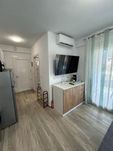 Kuchyň nebo kuchyňský kout v ubytování Sunshine Ofrynio Apartment with private pool 260cm x 160cm during summer