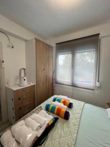 Postel nebo postele na pokoji v ubytování Sunshine Ofrynio Apartment with private pool 260cm x 160cm during summer