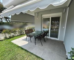 Zahrada ubytování Sunshine Ofrynio Apartment with private pool 260cm x 160cm during summer