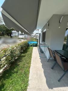 Balkón nebo terasa v ubytování Sunshine Ofrynio Apartment with private pool 260cm x 160cm during summer