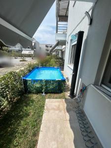 Bazén v ubytování Sunshine Ofrynio Apartment with private pool 260cm x 160cm during summer nebo v jeho okolí