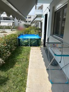 Bazén v ubytování Sunshine Ofrynio Apartment with private pool 260cm x 160cm during summer nebo v jeho okolí