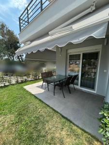 Zahrada ubytování Sunshine Ofrynio Apartment with private pool 260cm x 160cm during summer