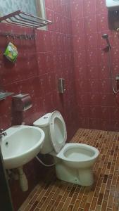 a bathroom with a toilet and a sink at New Bintang By Four-G in Bajawa