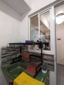 a room with a bath tub with a table and a window at Bonito departamento planta baja en zona diamante in Barra Vieja