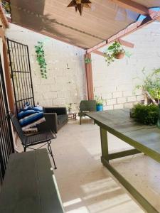 Posezení v ubytování Casa Azul loft 2 blocks malecon with garage