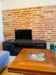 TV a/nebo společenská místnost v ubytování Casa Azul loft 2 blocks malecon with garage