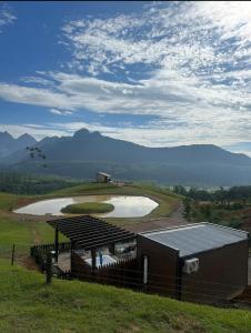 a building with a lake in the middle of a field at Refúgio Paraíso Casa Bela Vitta Spa externo in Orleans +8 photos