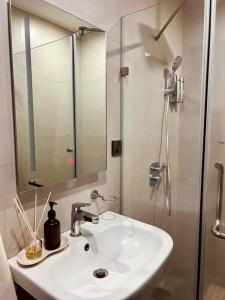 Ένα μπάνιο στο AEON TOWER STUDIO by The 8Flats