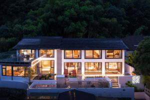 a large white house with a lot of windows at Jun hade on hillside in Hangzhou