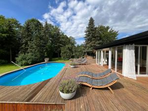 Bazén v ubytování Villa with private pool and jacuzzi nebo v jeho okolí