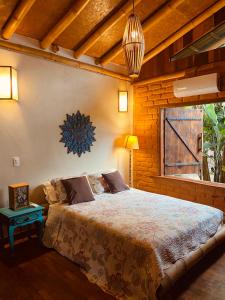 a bedroom with a large bed and a window at Casa Lobo-guará in Alto Paraíso de Goiás