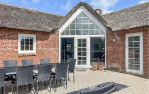 un'estensione di una casa con tavolo e sedie di Lovely Home In Ringkøbing With Sauna a Ringkøbing