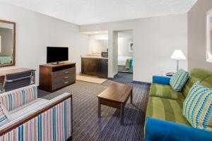 TV at/o entertainment center sa Holiday Inn Hotel & Suites Oklahoma City North, an IHG Hotel