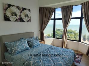 Postel nebo postele na pokoji v ubytování Mutiara Melaka Beach Resort by La CASA