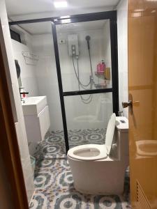 Koupelna v ubytování LUNA OSLOB TRAVELLERS INN - Beach Front + 37 fotografií