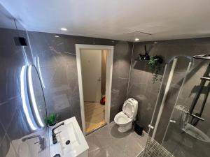 Koupelna v ubytování Happy Days Relaxing room with smart solutions shared apartment with one other bedroom
