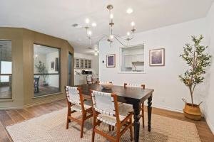 サンアントニオにあるCharming Home Near Sea World & Six Flags Sleeps 8の木製のテーブルと椅子のあるダイニングルーム