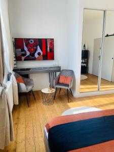 TV a/nebo společenská místnost v ubytování Maison "Au fil de l'eau"