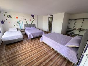 Postel nebo postele na pokoji v ubytování NUEVO Hotel Morada en el centro del Eje Cafetero