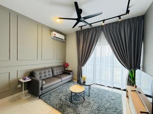 un salon avec un canapé et un ventilateur de plafond dans l'établissement Youth City Residence Nilai, à Nilai