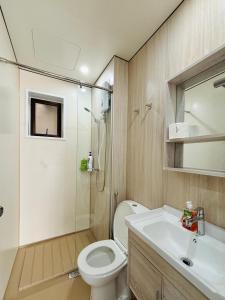une salle de bain avec toilettes et lavabo dans l'établissement Youth City Residence Nilai, à Nilai