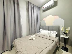 - une chambre avec un lit peint au cœur dans l'établissement Youth City Residence Nilai, à Nilai 16 autres photos